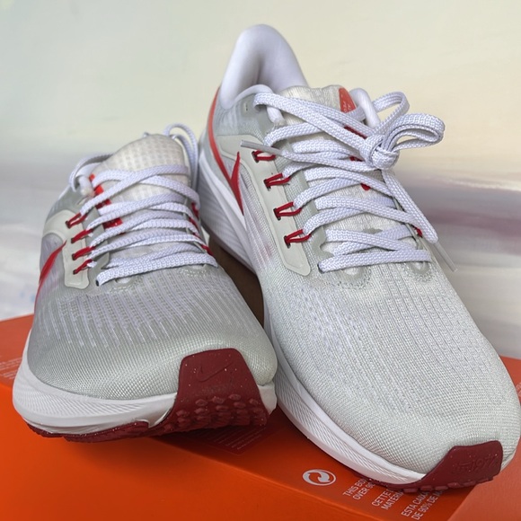 Nike WMNS Pegasus 39
White/Photon Dust/Brght
Crimson/University Red
Road Running - Picture 7 of 16